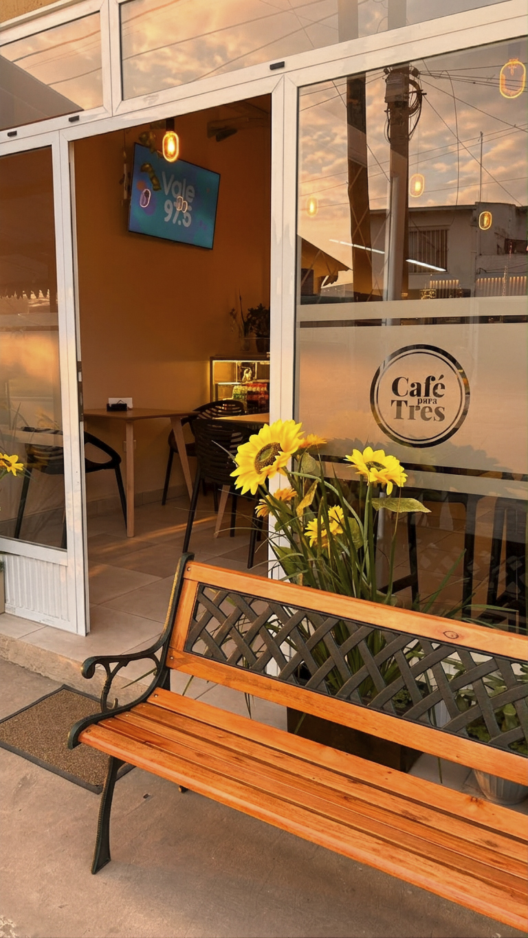 Fachada de Café Para Tres al atardecer en Bosques