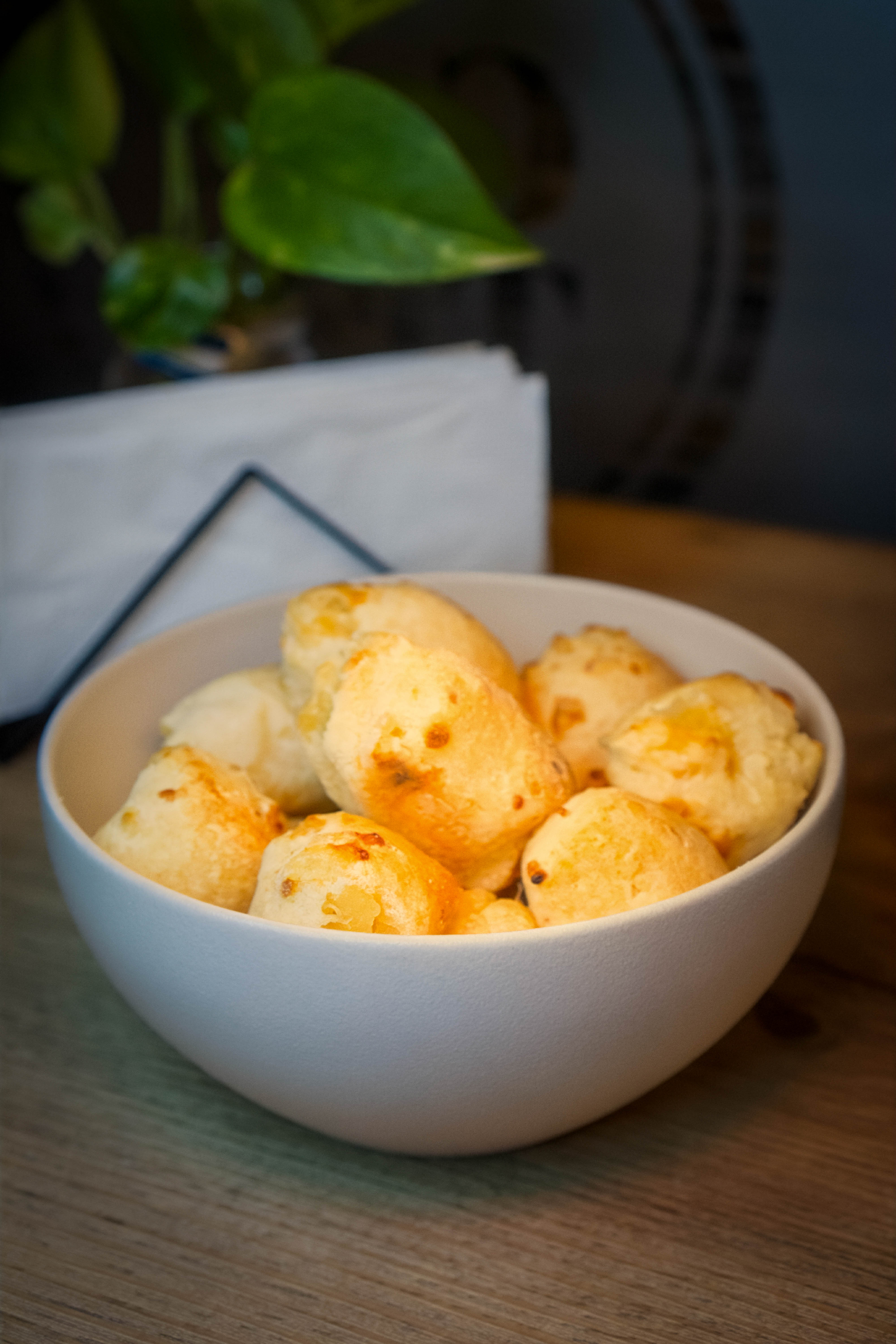 Bowl con chipás de queso dorados recién horneados