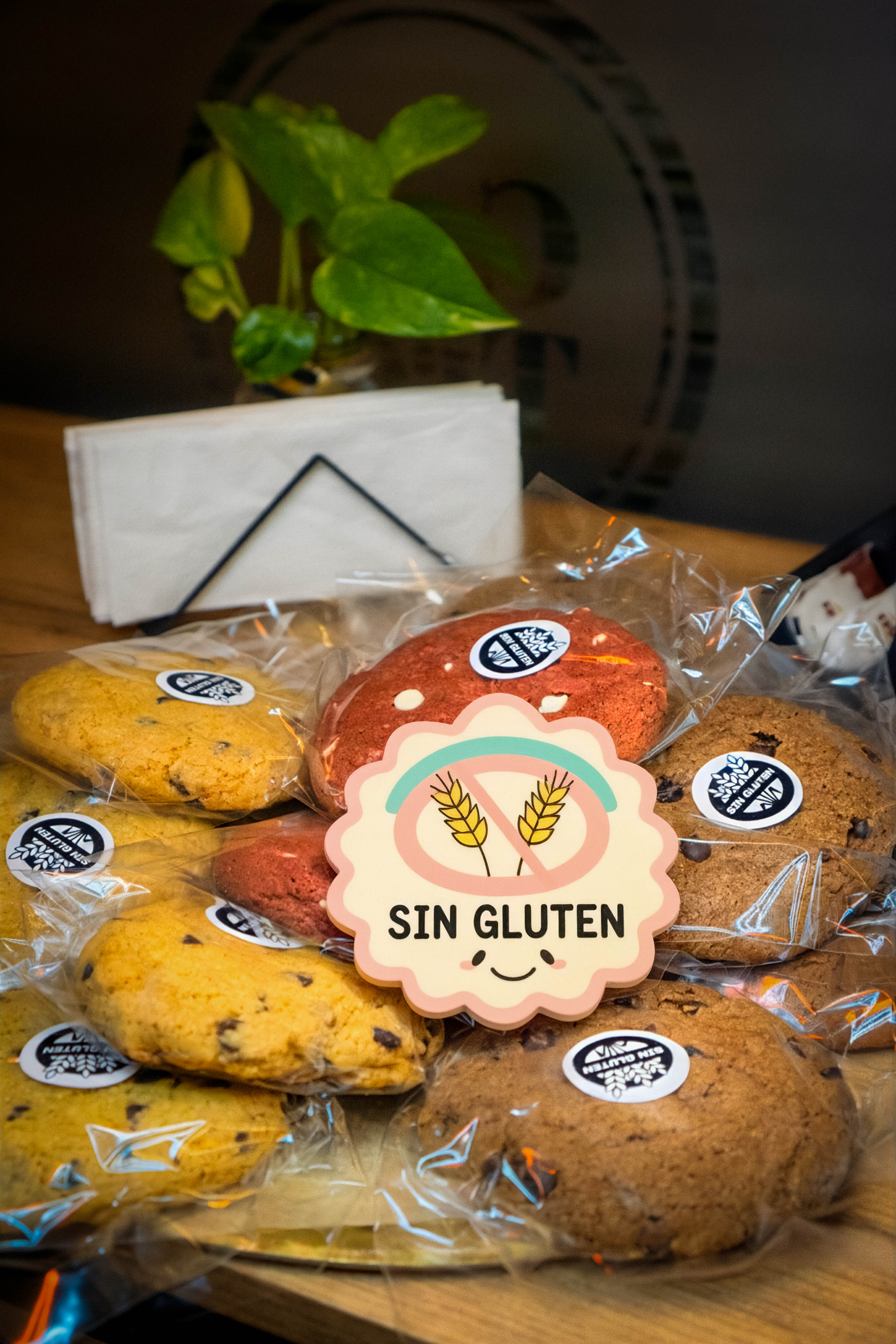 Variedad de cookies artesanales sin gluten empacadas