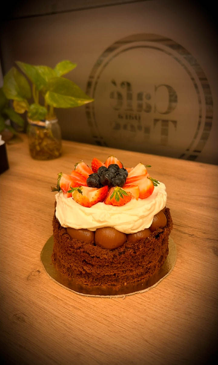 Mini torta artesanal con frutos rojos, crema y dulce de leche